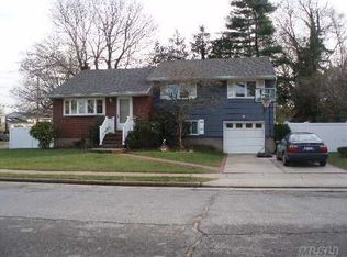 3 Shelley St, Freeport, NY 11520