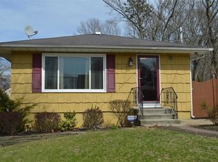 7 Lidge Dr, Farmingville, NY 11738