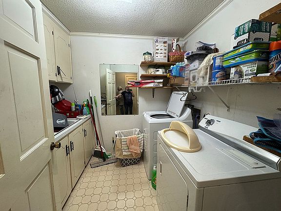 Laundry/pantry room