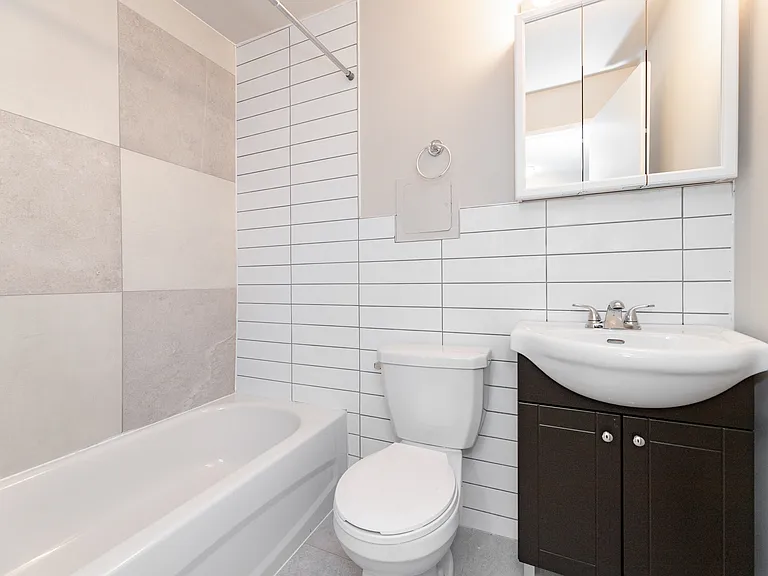 215 Clarence St — Photo 10