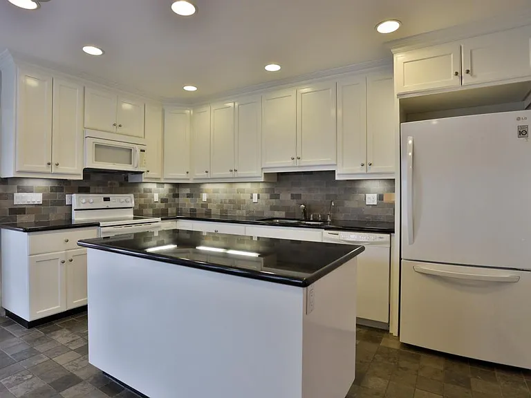 5907 Yarmouth Ave — Photo 4