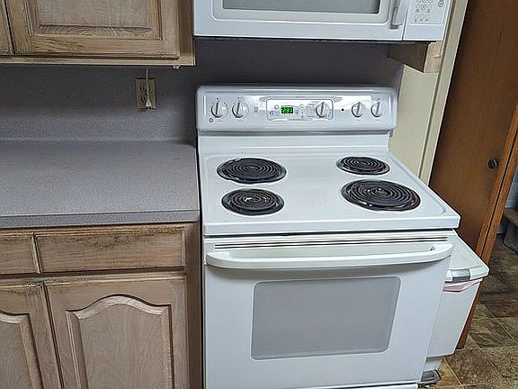 4th image of 627 S 2nd St