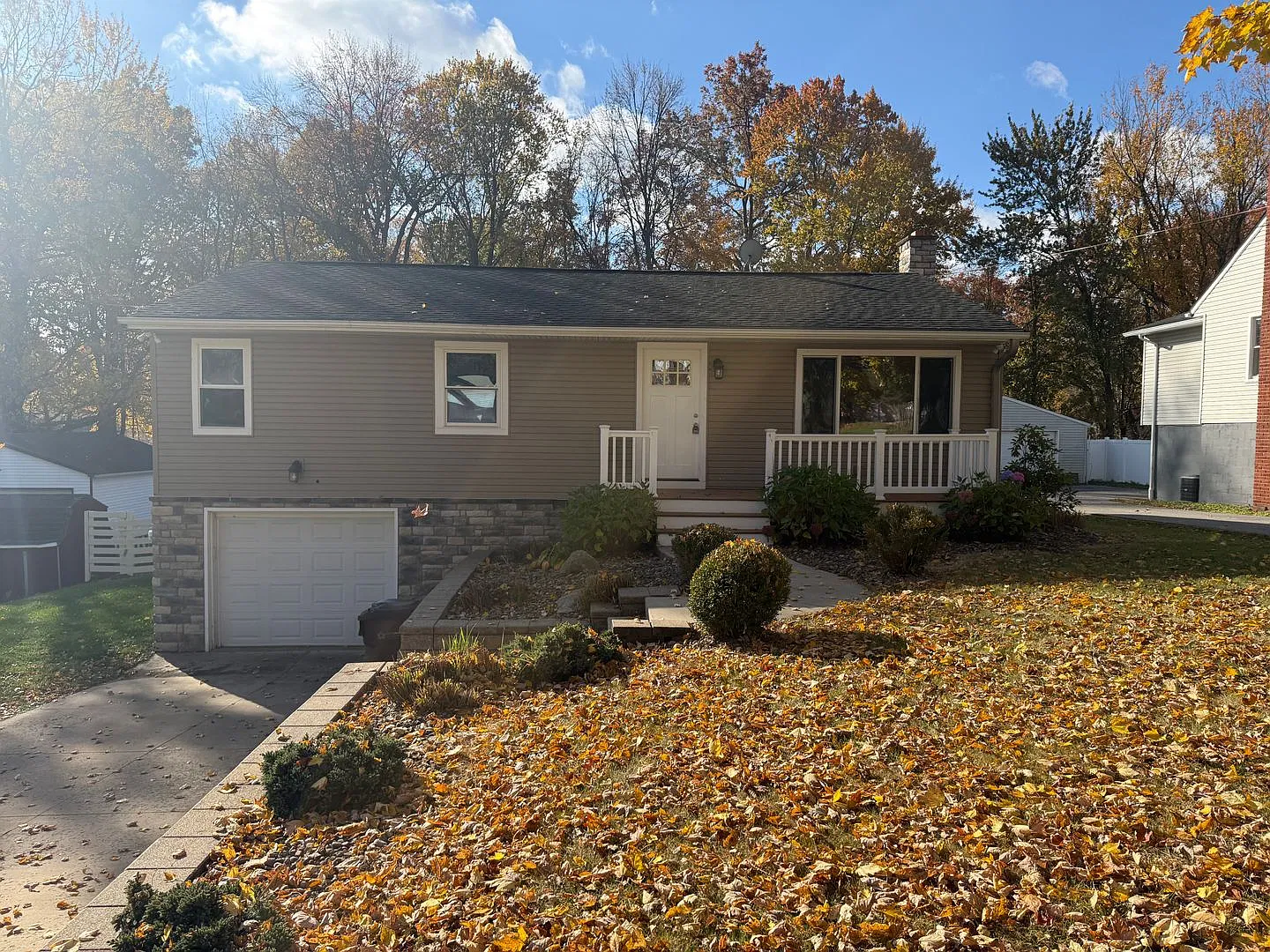 3 Bedroom 2 1/2 Bath Raised Ranch — Photo 1