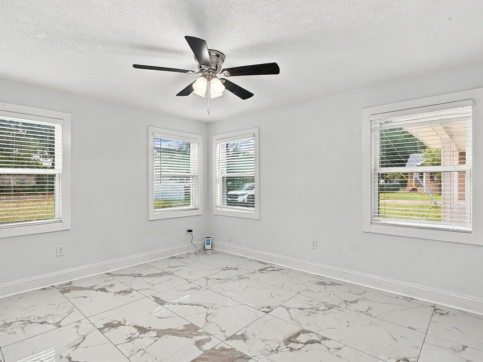 731 Kirby Ln — Photo 3