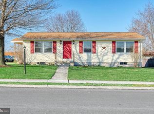 2 Spruce Ln, New Oxford, PA 17350