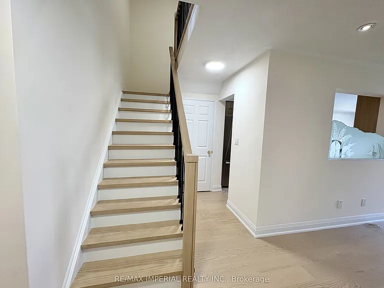 70 Maffey Cres — Photo 6