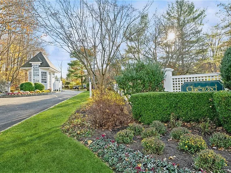 42 Clarewood Dr — Photo 28