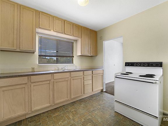 2nd image of 426 Dierkes St W