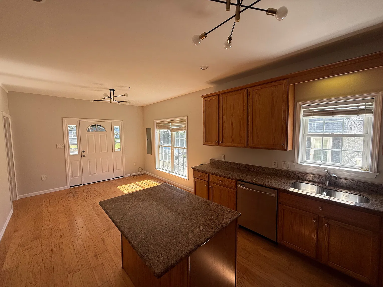 4 bed, 1944 sqft, $3,500 — Photo 4