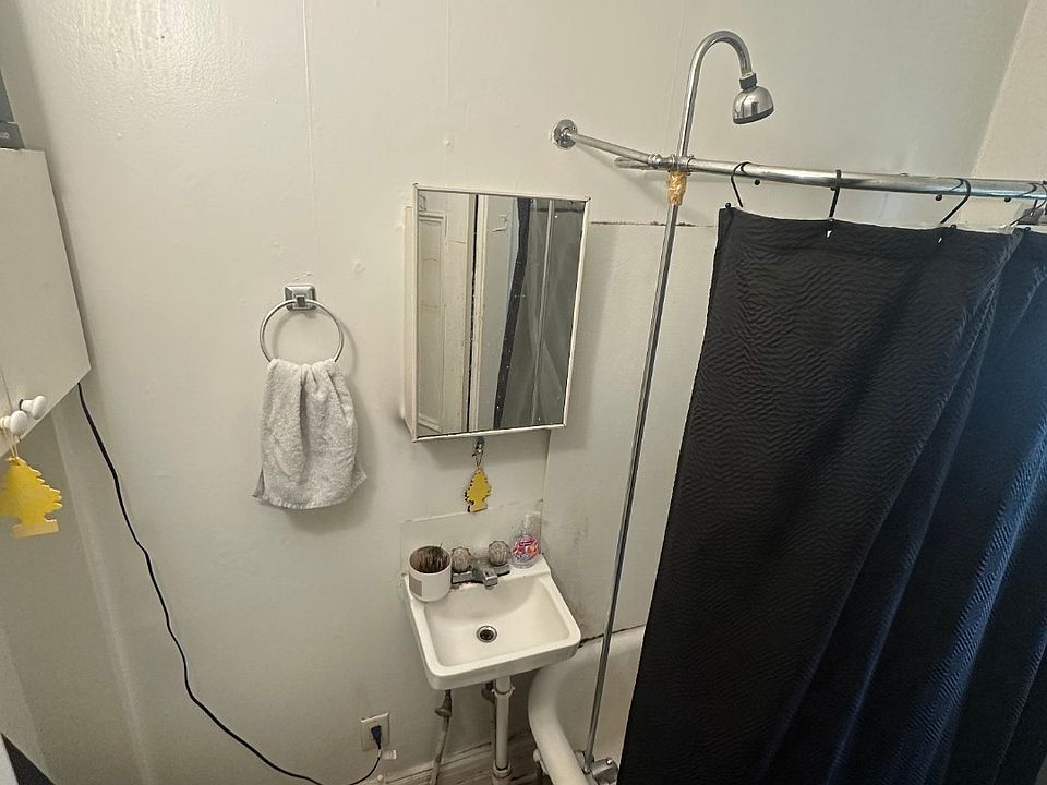 2nd image of 16 Granger Pl APT 2