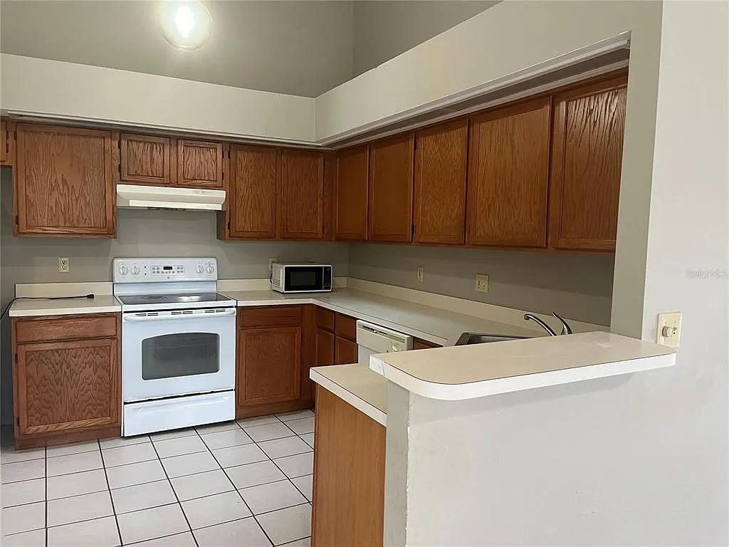 3 bed, 2.0 bath, 1272 sqft, $2,100 — Photo 2