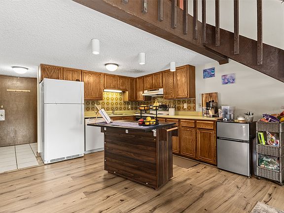 3rd image of 465 Tamarack Drive UNIT B211
