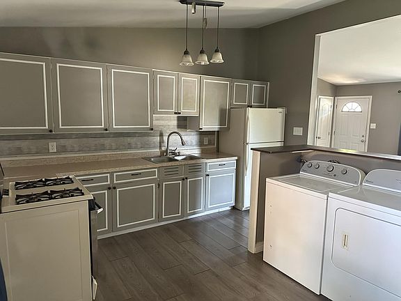 3rd image of 3237 Oxford Ln