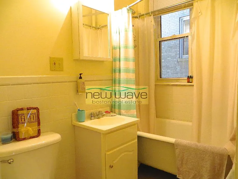 32 Queensberry St #14 — Photo 10