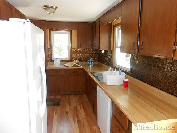 3rd image of 431 Mabel St