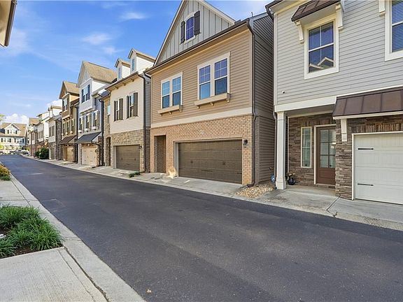 2nd image of 1025 Moorewood Ln SE