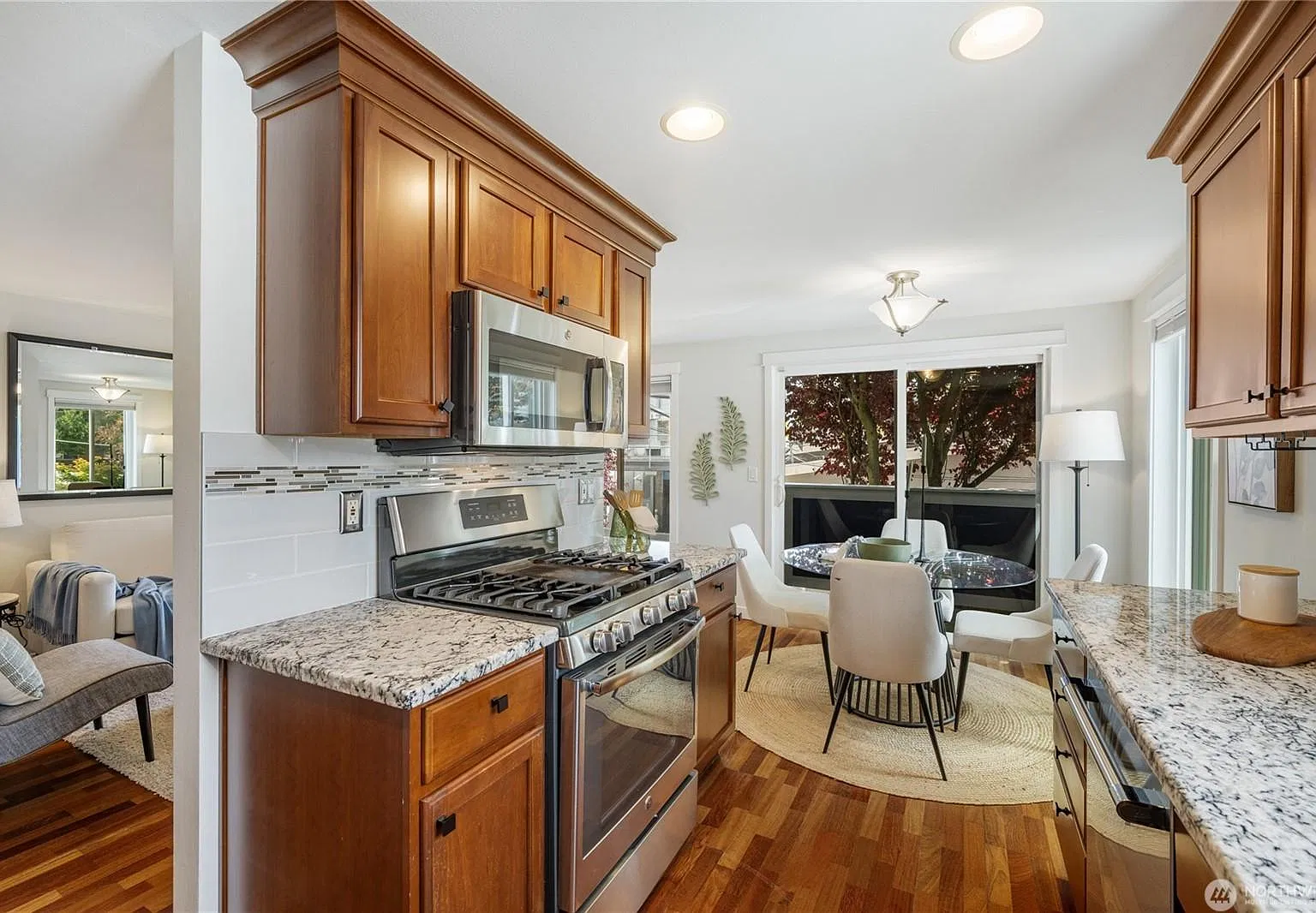 3 bed, 2.5 bath, 1210 sqft, $3,750 — Photo 4