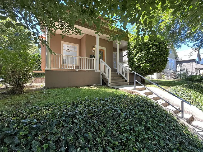 2850 NE Davis St — Photo 2