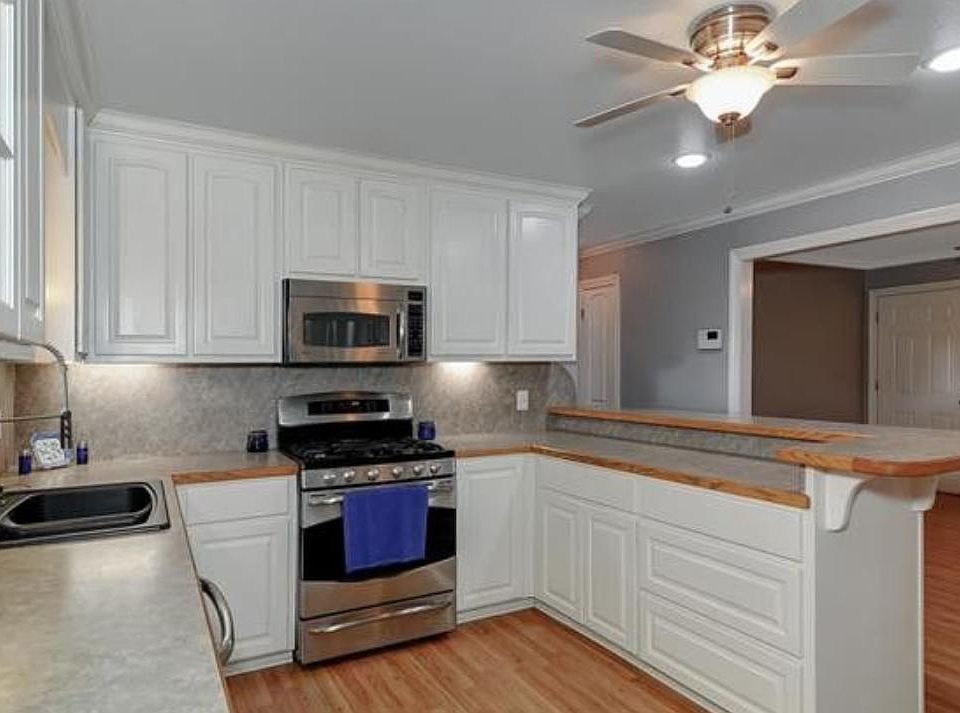 2nd image of 607 Summit Ave