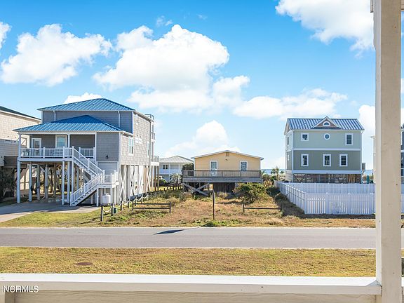 5th image of 122 W Dolphin Dr