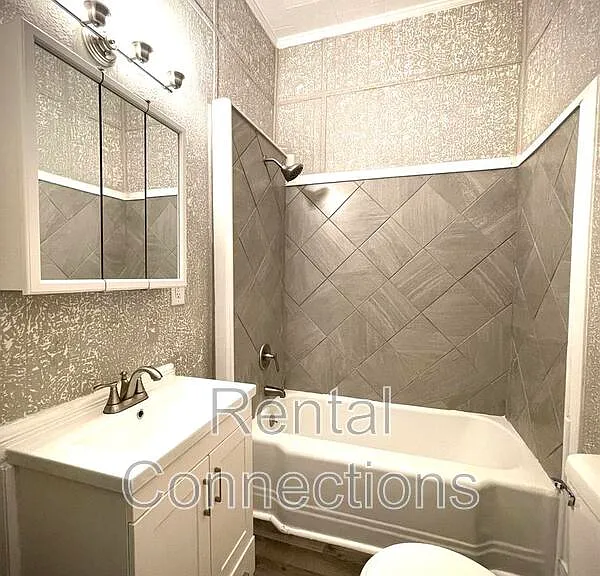 300 N Bentley St — Photo 4