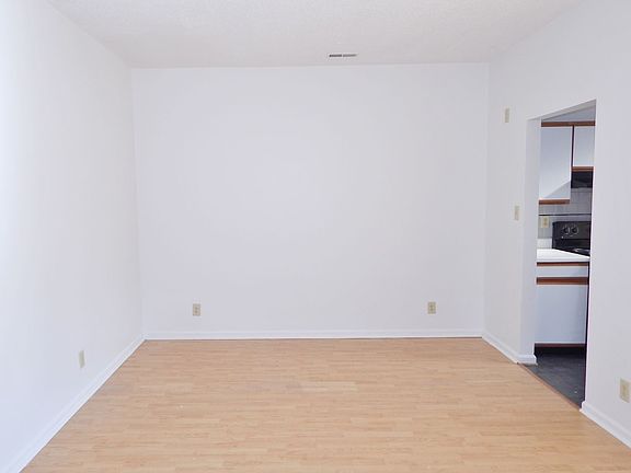 4th image of 203 Quarter Trl APT C