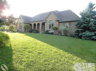 127 Diponio Rossi Dr, Milford, MI 48381