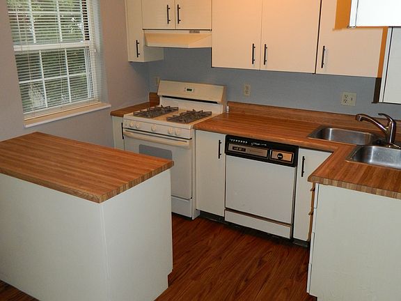 Gas range. PLUS--new laminate flooring on entire main level.