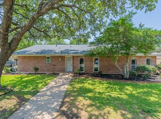 1702 Silver Leaf Dr, Pantego, TX 76013