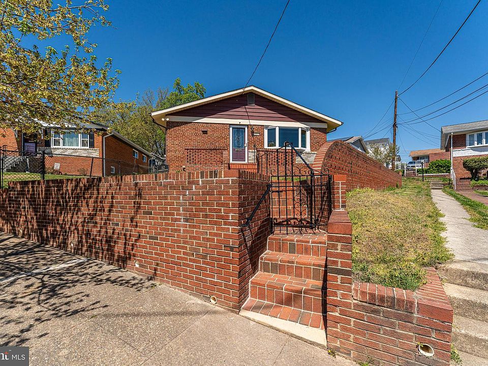 1st image of 12 Underwood Pl NE