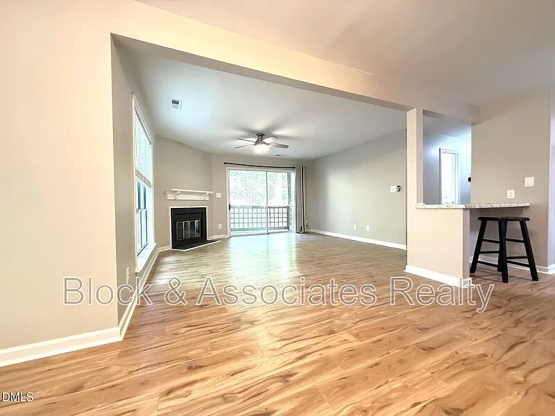 2 bed, 2.0 bath, 1061 sqft, $1,695 — Photo 4