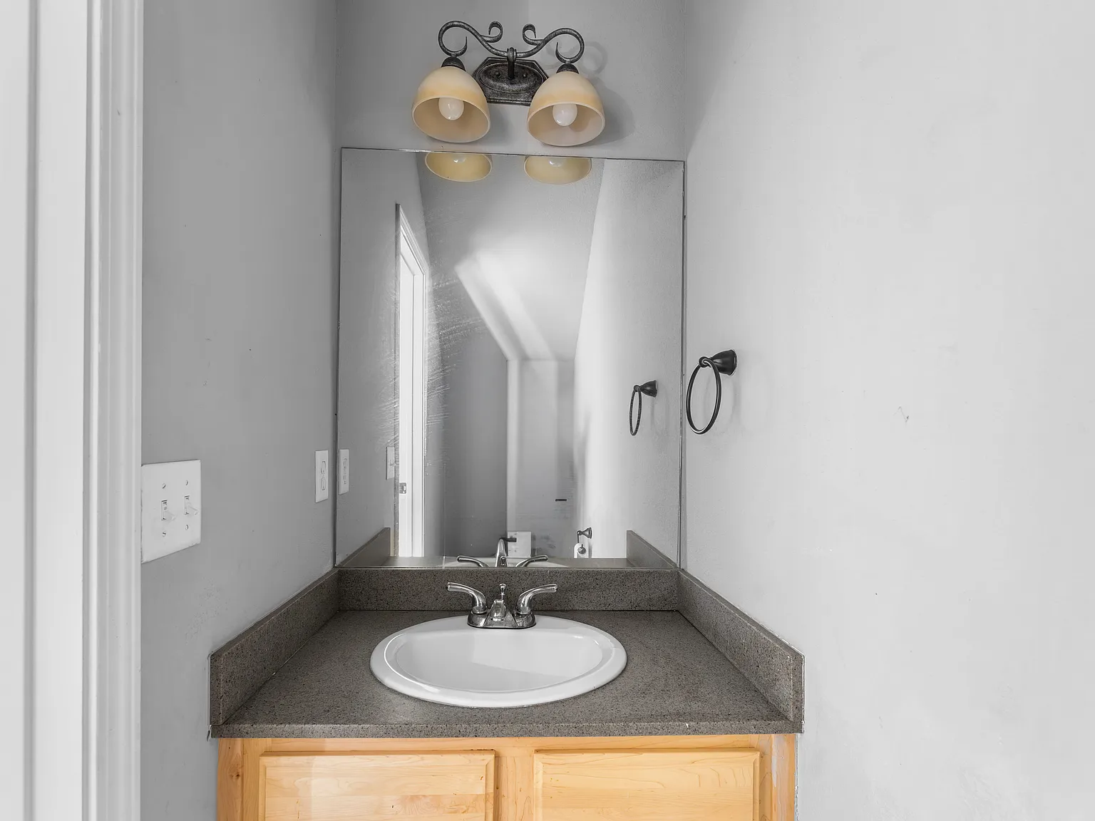 3 bed, 1.5 bath, 1250 sqft, $1,350 — Photo 2