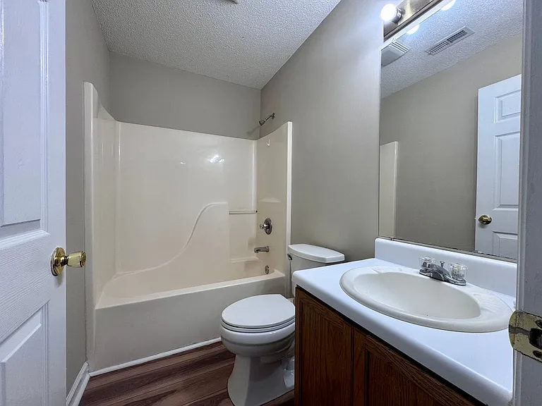 352 A & B Leafmore Rd — Photo 8