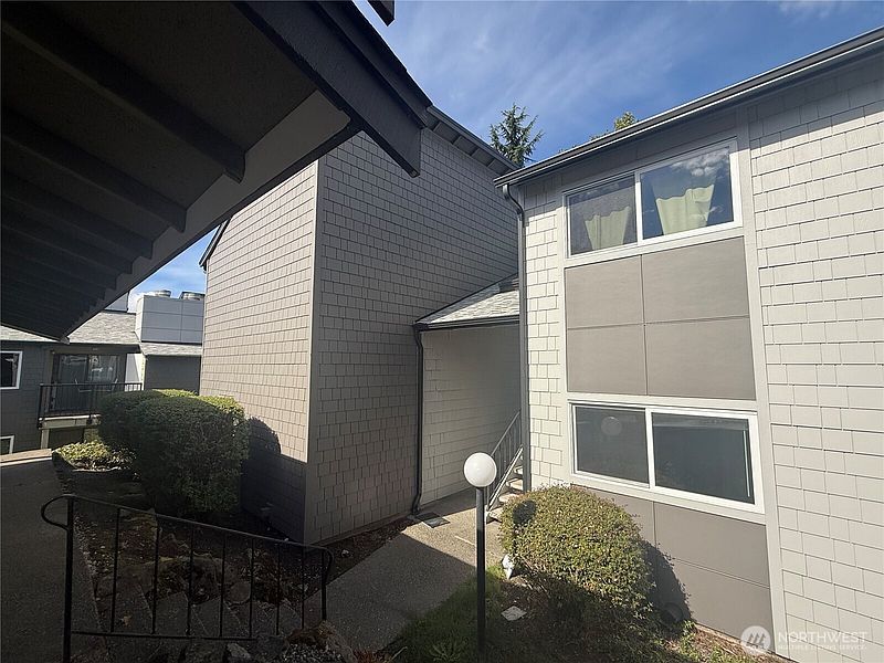 2nd image of 2020 Grant Avenue S #J102