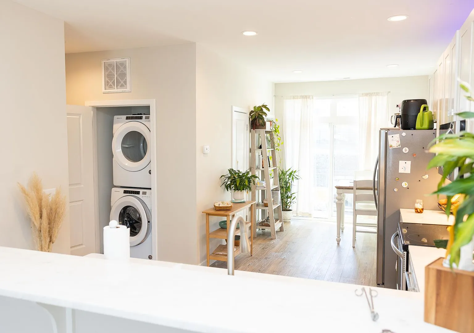 Modern Downtown Townhouse for Rent — Photo 4