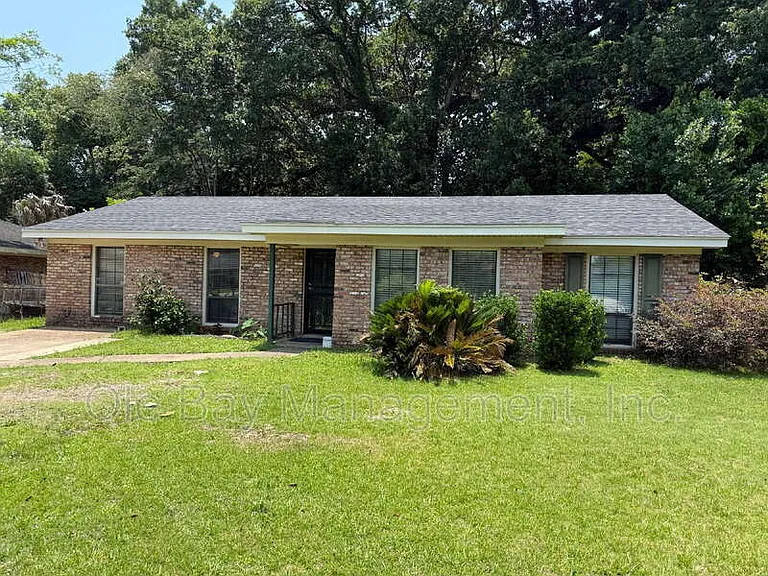 702 Ynestra Dr — Photo 1
