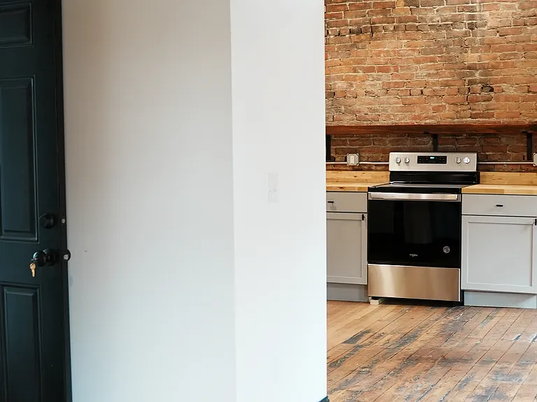 22 Hutton St #3 — Photo 2