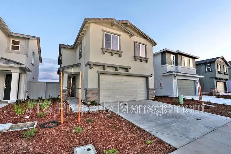 4 bed, 2.5 bath, 1650 sqft, $2,845 — Photo 2