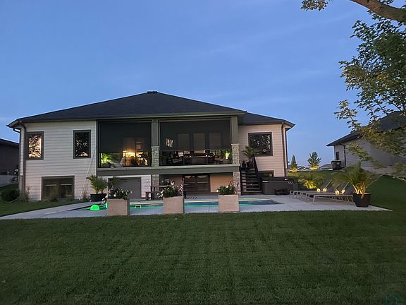 3rd image of 195 N Canterbury Cir