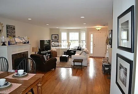 3 bed, 2.5 bath, 20002 sqft, $5,000 — Photo 2
