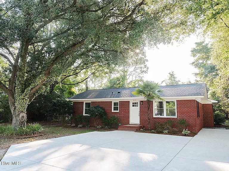 3 bed, 1400 sqft, $2,500 — Photo 1