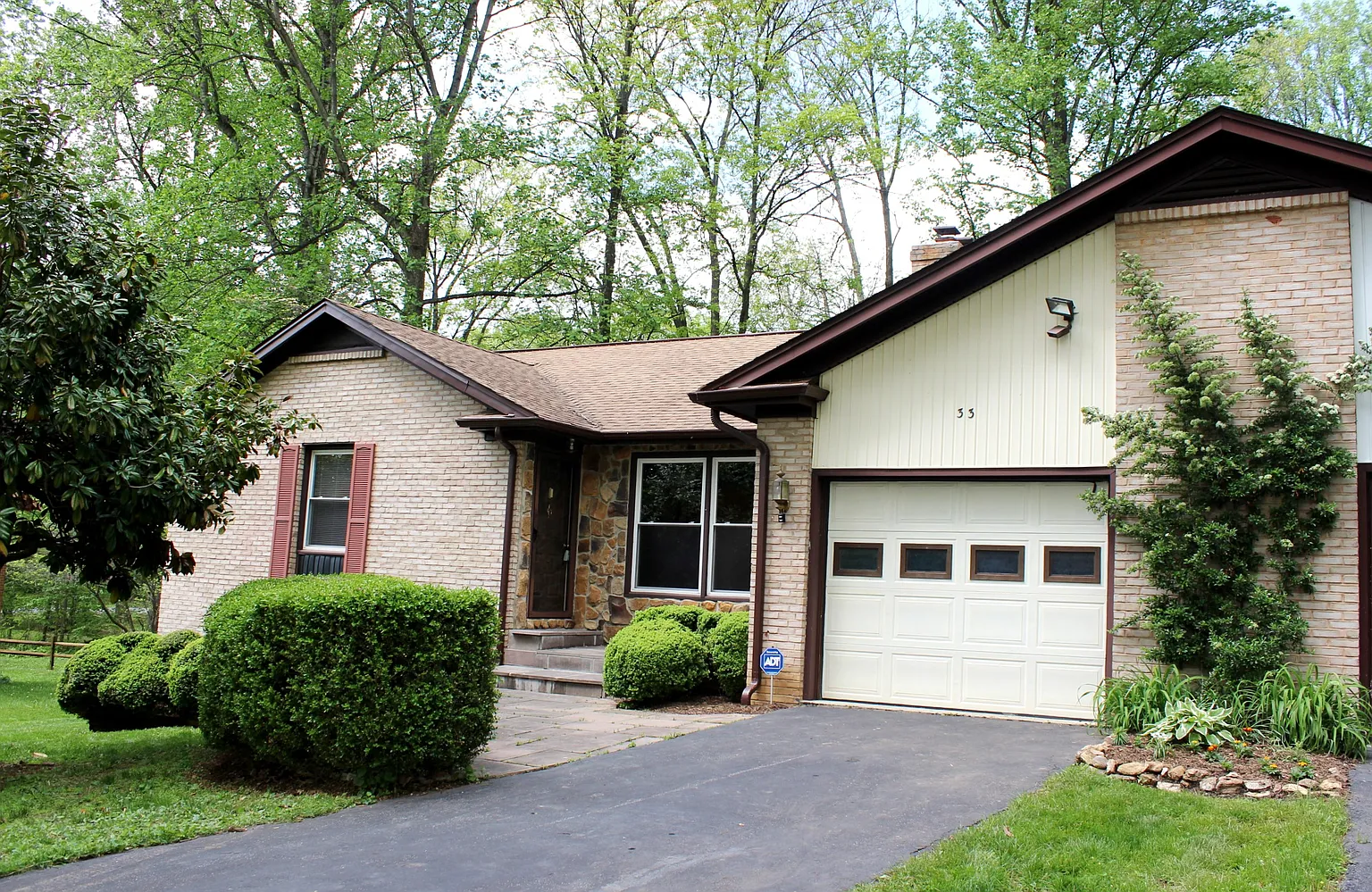 33 Phyllis Ct photo 1