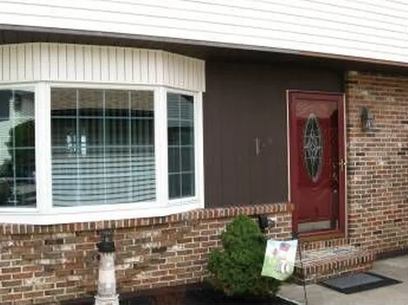 34 Cambridge Pl, Catasauqua, PA 18032