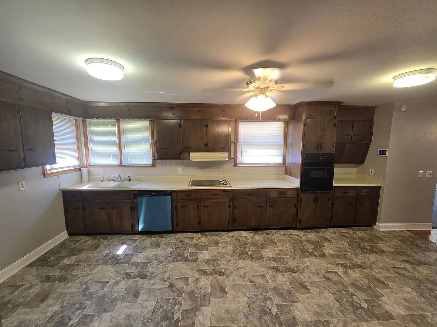 3 bedroom house in Colonial Heights — Photo 4