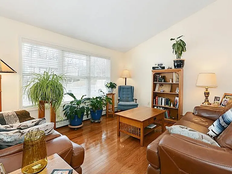 43 Wilbur St — Photo 4
