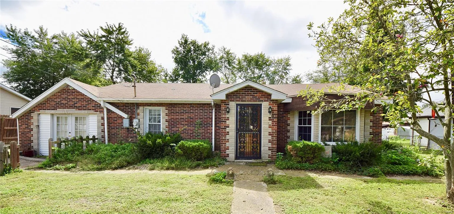 242 Clover St photo 1