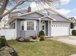 3 Park Lane Pl, Massapequa, NY 11758