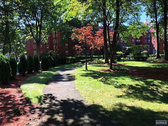 4th image of 2330 Linwood Ave APT F