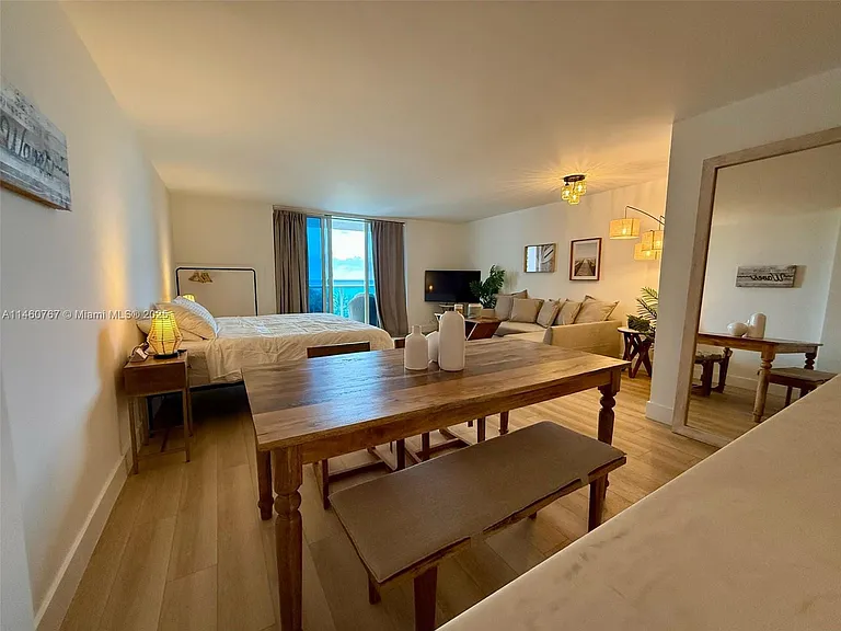 2301 Collins Ave #1121 — Photo 7