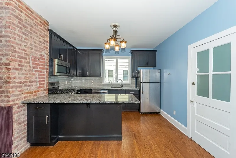 2 bed, 1.0 bath, $2,525 — Photo 1